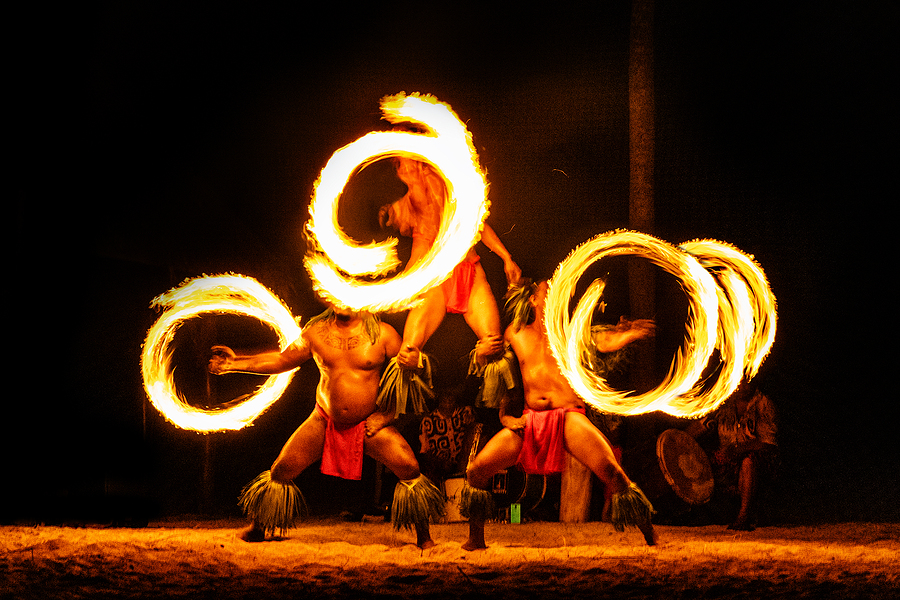 Luau hawaiian fire dancers